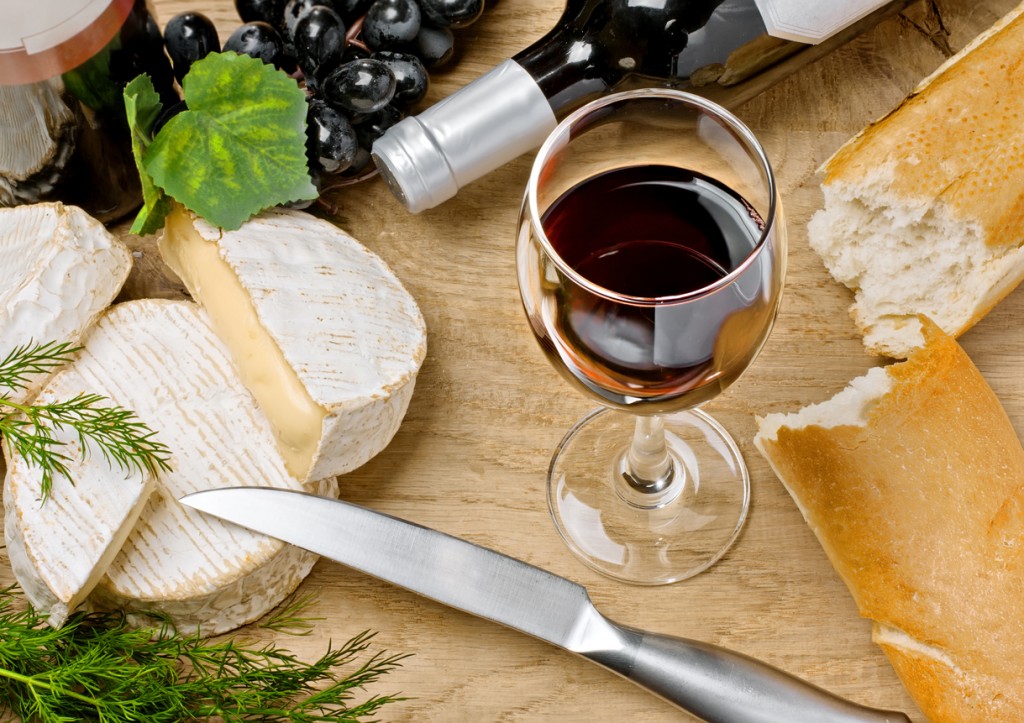 Red wine, Brie and Camembert cheeses with bread